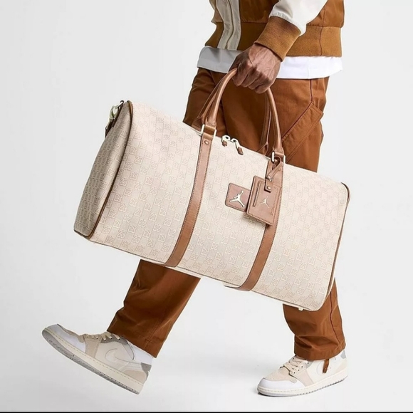 Jordan Monogram Duffle Bag (40L) Coconut 🥥 🥛 Milk - Picture 4 of 4